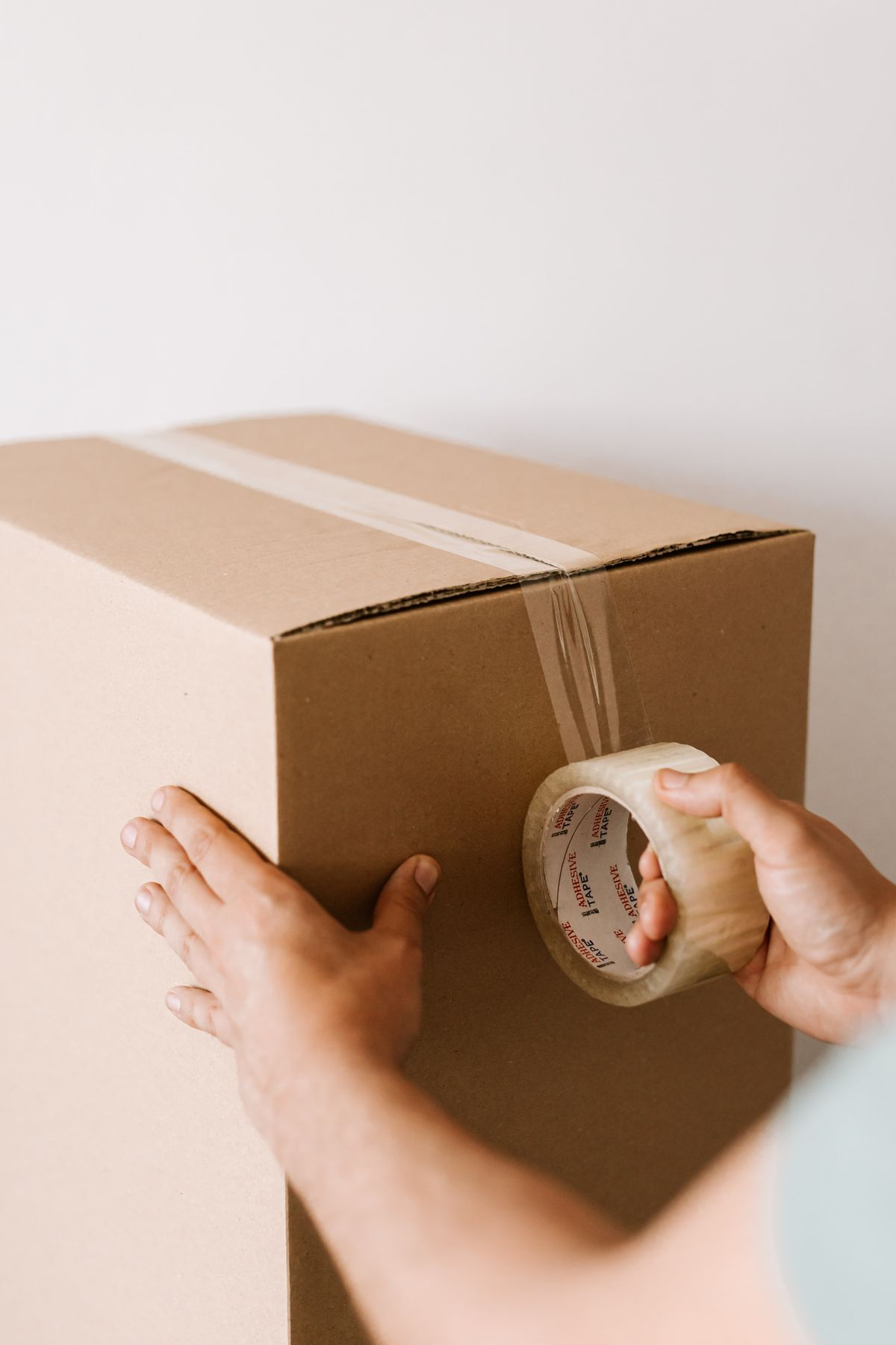Siparişin koli bandıyla paketlenmesi