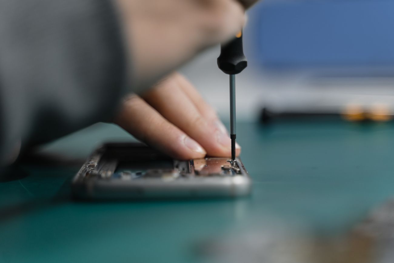 Teknik servis tezgâhında elektronik ürün tamiri